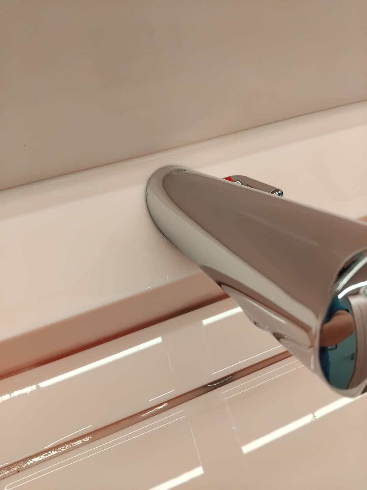 Robinetterie de baignoire chromée nettoyée et lustrée