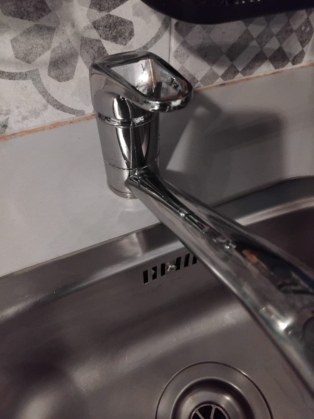 Évier en inox et mitigeur nettoyés après dégraissage