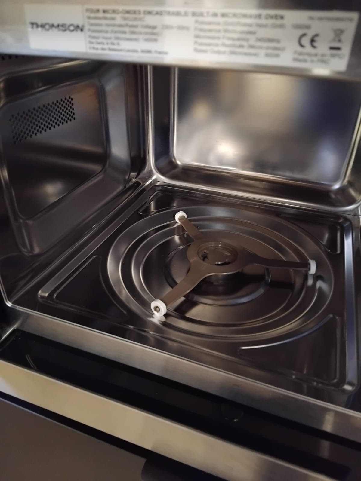 Intérieur de four à micro-ondes en inox dégraissé