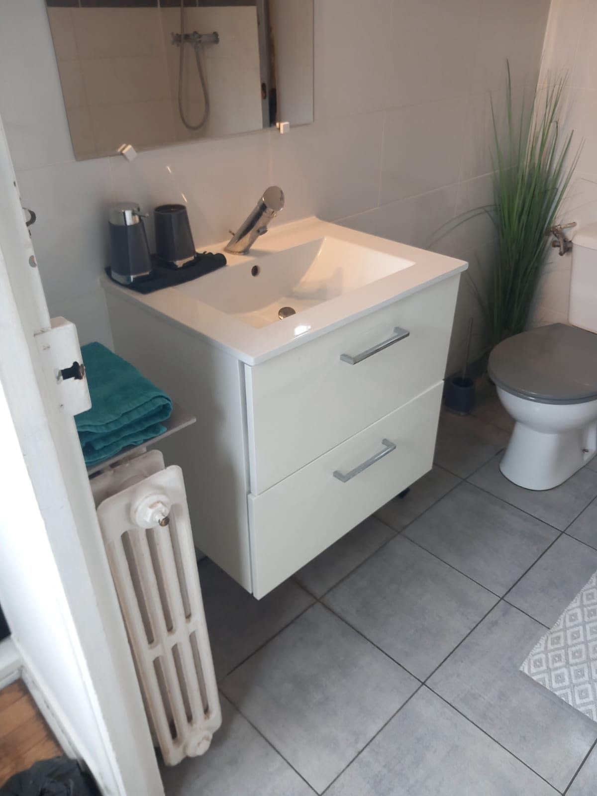 Salle de bains complète avec vasque, WC et radiateur nettoyés