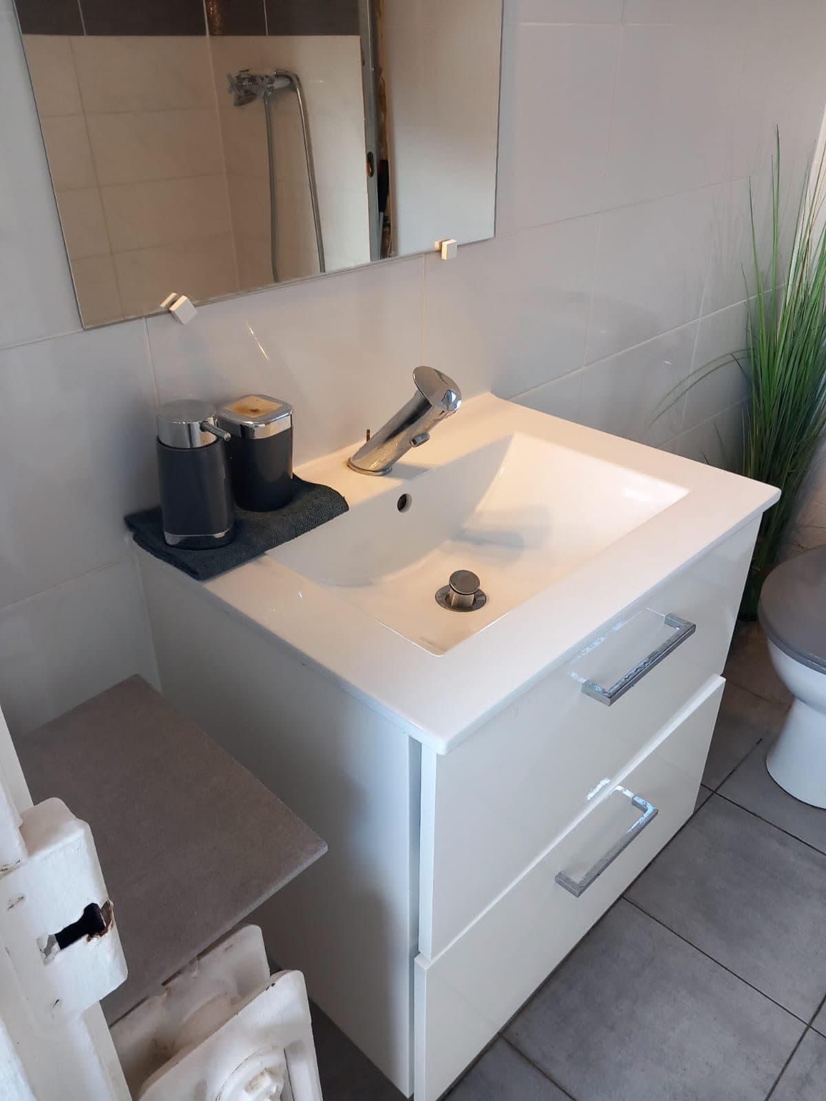 Salle de bains claire avec vasque blanche et meuble suspendu