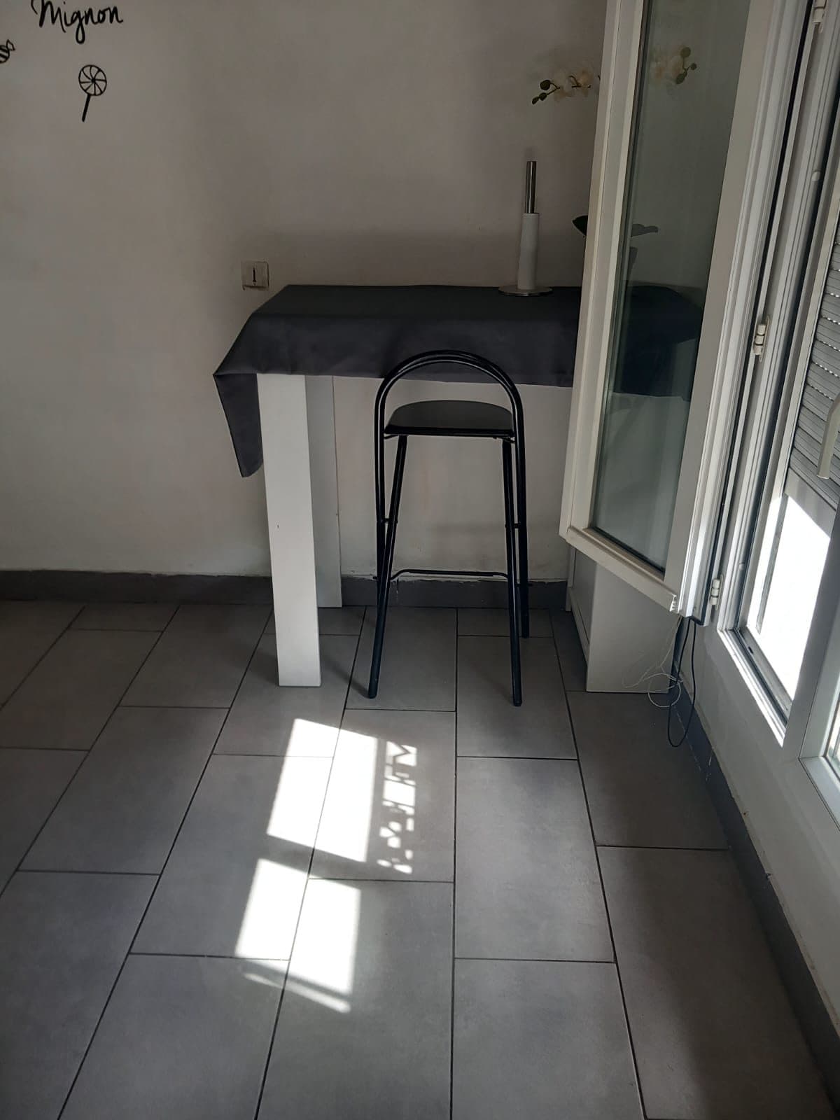 Studio au sol carrelé lavé, baigné de lumière