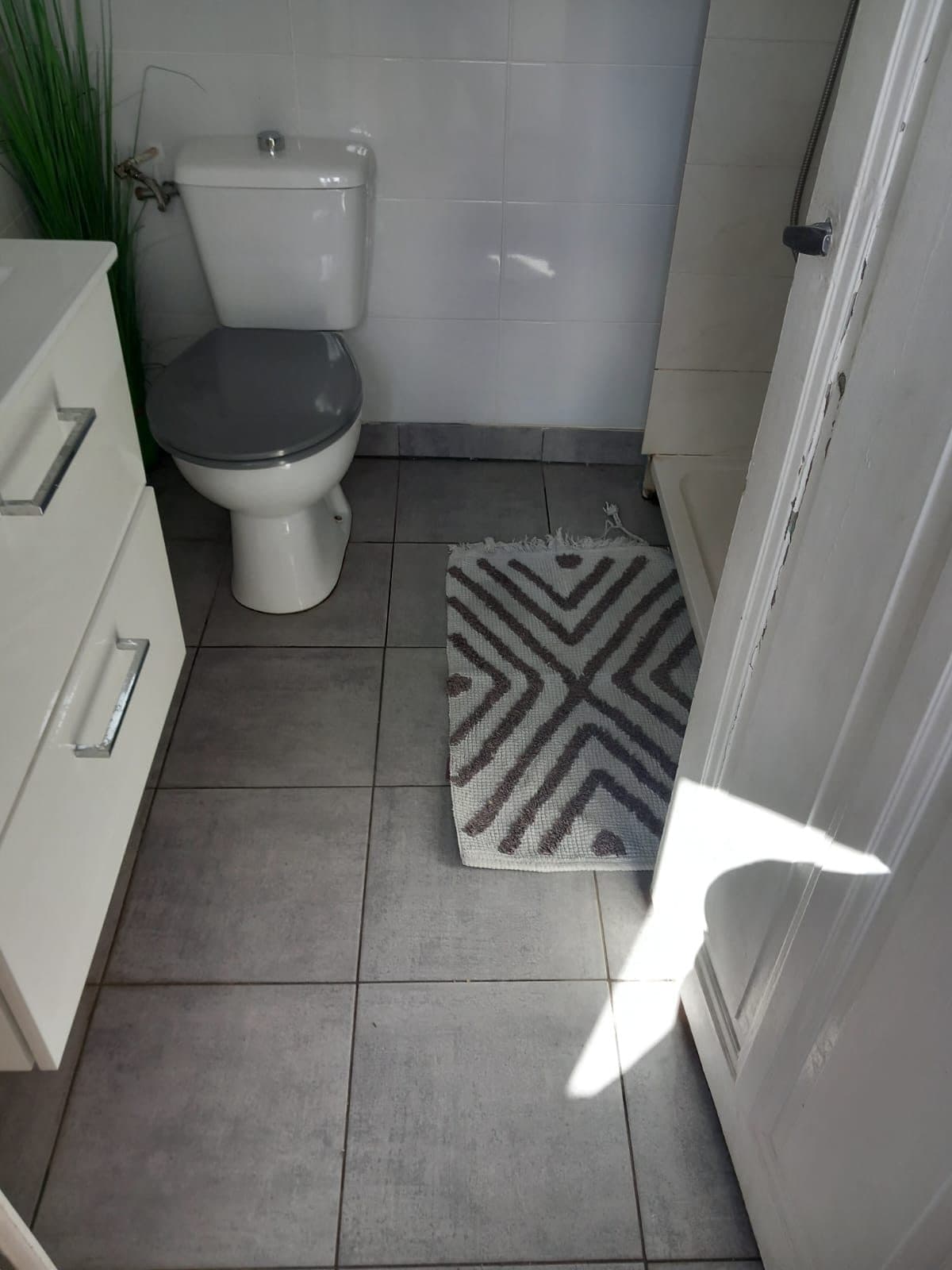 WC et sol carrelé nettoyés avec tapis remis en place